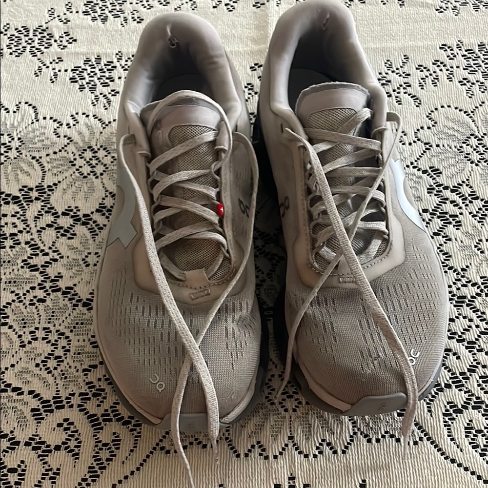 On Running Women’s Cloud Monster 9.5 with Breathable Mesh and Cushioned Sole